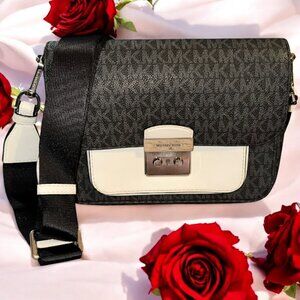 NWOT Michael Kors~ Bradshaw~ Medium Signature Logo Messenger Bag (F10)